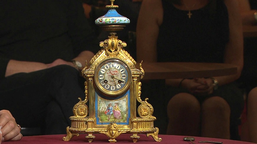 Originale Louis-Seize-Uhren sind purer Luxus. 100 Jahre später kam der Stil wieder in Mode und Uhren wie diese von "H & F, Paris" wurden massenweise angefertigt. Sind Unterschiede zu erkennen? Geschätzter Wert: 200 bis 300 Euro  | Bild: Bayerischer Rundfunk
