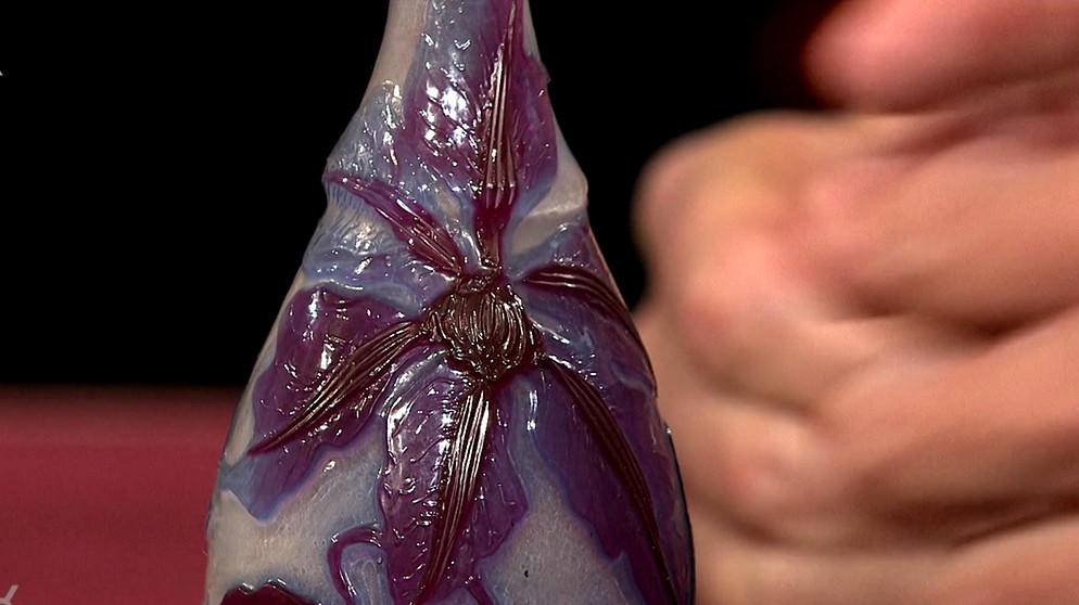 Kleine Gallé-Vase. Aus der besten Zeit des berühmten französischen Glaskünstlers Emile Gallé, um 1900, stammt diese Solifleur: eine Vase für eine Blume. Trotz des beschliffenen Halses ein gutes erstes Sammlerstück? Geschätzter Wert: 400 bis 600 Euro  | Bild: Bayerischer Rundfunk