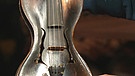 Geige ohne Ecken. Diese "Geige ohne Ecken" wurde um 1900 in Sachsen gefertigt. Doch weshalb klebt in ihrem Innern ein Zettel mit der Aufschrift "Nicola Gusetto, Cremona, 1785"?
Geschätzter Wert: 1.000 Euro  | Bild: Bayerischer Rundfunk