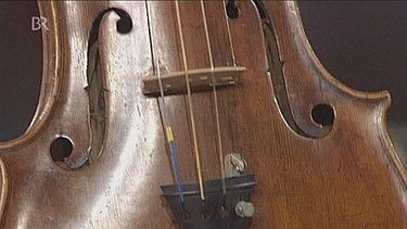 Dieses kostbare Instrument ist eine aufwendig gearbeitete Geige des Mainzer Instrumentenbauers Nikolaus Diehl, der um 1800 in Darmstadt begann, Geigen, Violen, Bratschen und Kontrabässe zu bauen. Geschätzter Wert: 10.000 Euro | Bild: Bayerischer Rundfunk
