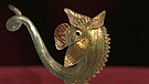 Glas-Delfin. Schon um 1900 waren solche kleinen Tierfiguren aus Glas beliebte Souvenirs aus Venedig. Dieser Delfin steht in der Tradition der "Scherzgefäße" aus einer viel früheren Epoche – welcher? Geschätzter Wert: 200 bis 250 Euro | Bild: Bayerischer Rundfunk