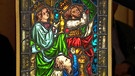 Heilige Drei Könige. Mittelalterlich mutet dieses Glasfenster mit den Heiligen Drei Königen an und stammt doch aus dem 19. Jahrhundert. Woran ist das zu erkennen? Und kommt es wirklich aus einer Kirche? Geschätzter Wert: 1.000 bis 1.500 Euro | Bild: Bayerischer Rundfunk