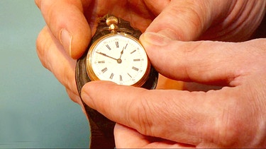 Auf den ersten Blick wirkt sie wie eine ganz normale Armbanduhr. Doch im Band versteckt sich - eine Taschenuhr! Denn in die ersten Armbanduhren wurden Damentaschenuhrwerke eingebaut. Ein Pionier? Aus welcher Zeit stammt sie? Geschätzter Wert: 300 bis 400 Euro | Bild: Bayerischer Rundfunk 2022