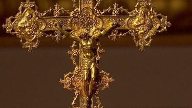 Ein Objekt voller Rätsel: Wie passen das goldglänzende Kreuz und der Korpus zusammen? Möglicherweise stammt dieses Kruzifix aus dem späten 16. Jahrhundert, aber worauf weist die Prägezahl im Sockel hin? Geschätzter Wert: 250 Euro, als barockes Original ab 1.500 Euro | Bild: Bayerischer Rundfunk