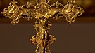 Ein Objekt voller Rätsel: Wie passen das goldglänzende Kreuz und der Korpus zusammen? Möglicherweise stammt dieses Kruzifix aus dem späten 16. Jahrhundert, aber worauf weist die Prägezahl im Sockel hin? Geschätzter Wert: 250 Euro, als barockes Original ab 1.500 Euro | Bild: Bayerischer Rundfunk