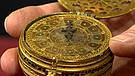 Große Taschenuhr. Diese große, kunstfertig gearbeitete Taschenuhr wurde in der Art der sogenannten Nürnberger Eier gefertigt, für die der Uhrmachermeister Peter Henlein im 16. Jahrhundert berühmt wurde.
Geschätzter Wert: 10.000 Euro | Bild: Bayerischer Rundfunk