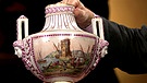 Henkelvase. Der Porzellanhersteller Carl Thieme aus Potschappel hat sich für seine um 1920 entstandene Potpourri-Vase im klassizistischen Stil durchaus von anderen Manufakturen inspirieren lassen. Welche da wären? Geschätzter Wert: 300 Euro  | Bild: Bayerischer Rundfunk