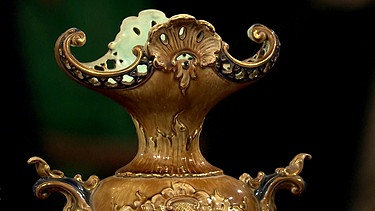 Historistische Vase. Die Farbkombination bei dieser Vase, Oliv und Türkis, war im Historismus sehr beliebt. Dagegen sind die geflammten Laufglasuren typisch für den Jugendstil, was für eine Fertigung um 1900 spricht. Geschätzter Wert: 100 Euro  | Bild: Bayerischer Rundfunk