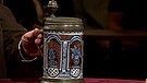 Humpen mit Zinndeckel. Rotbraun und Kobaltblau, das sind die Hauptfarben, die der Porzellanmaler Paul Abel um 1750 für seinen großen Braunschweiger Barock-Humpen verwendet. Warum ist seine Farbpalette so reduziert?
Geschätzter Wert: 800 Euro | Bild: Bayerischer Rundfunk