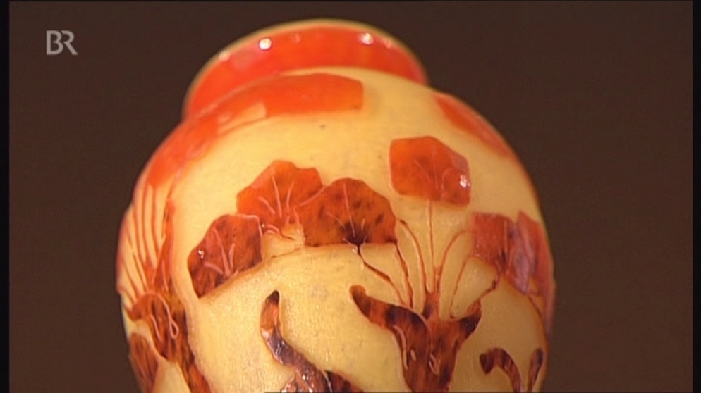 Kleine mehrfarbige Art Déco-Vase, die aus der Meisterhand der französischen Glaskünstler Ernest und Charles Schneider stammt. Das florale Dekor ist ausgeätzt und zeigt stilisiertes Zittergras. Wert: ca. 500 Euro | Bild: Bayerischer Rundfunk