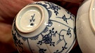 Koppchen Wallendorf. Eine kurze Zeit lang, von 1774 bis 1787, konnte die Wallendorfer Porzellanmanufaktur die Meissener Marcolini-Marke - wie auf diesem Koppchen - ungestraft nachahmen. Danach musste sie abgesetzt werden. Geschätzter Wert: 80 Euro | Bild: Bayerischer Rundfunk