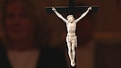Kruzifix. Der barocke Elfenbein-Christus aus dem 18. Jh. und das Kreuz aus schwarz lackiertem Holz bilden eine sog. "Mariage". Woran erkennt der Fachmann, dass sie eigentlich nicht zusammengehören? Geschätzter Wert: 1.800 bis 2.100 Euro  | Bild: Bayerischer Rundfunk