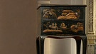 Lackschränkchen. In "europäischer Spartechnik", also mit nur einer Lackschicht, wurde diese Kommode auf Kissenfüßen Ende des 19. oder Anfang des 20. Jahrhunderts den japanischen Luxus-Lackmöbeln nachempfunden. Geschätzter Wert: 400 bis 600 Euro | Bild: Bayerischer Rundfunk