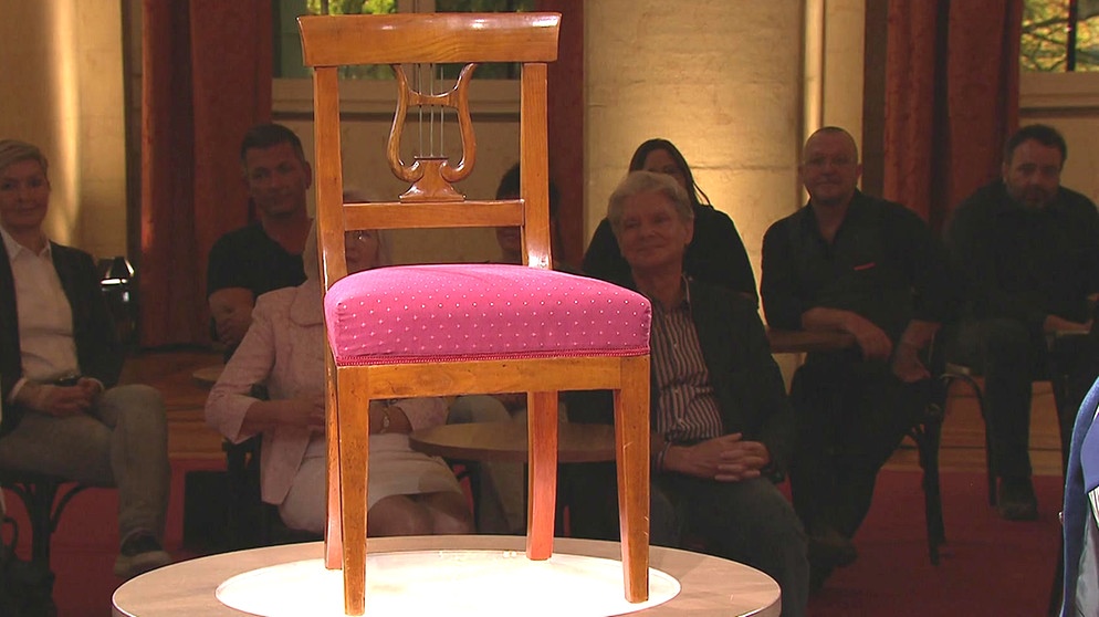 Leier-Stuhl. Das Motiv der Rückenlehne gibt diesem Biedermeier-Möbel seinen Namen: Leierstuhl. Er bezeugt ein humanistisches Bildungsideal – und wäre doch fast im Feuer gelandet. Geschätzter Wert: 1.000 bis 1.200 Euro (für das Fünferset) | Bild: Bayerischer Rundfunk