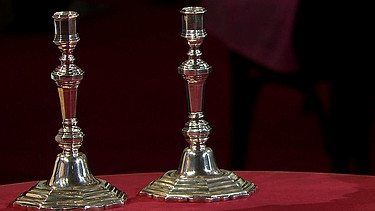 Leuchter-Paar. Diese beiden Pariser Tafelleuchter von 1717, gefertigt aus massivem, gegossenen Silber, sind auch noch mit der Stadtmarke "Tours, 1723" gestempelt. Warum wohl?
Geschätzter Wert: 3.000 bis 4.500 Euro | Bild: Bayerischer Rundfunk