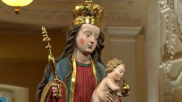 Um 1490 wurde diese spätgotische Madonna für das fränkische Kloster Sulz geschnitzt, später stand sie in einer Hausnische, dem Wetter ausgesetzt. Gut, dass man ihr diese Vergangenheit nicht ansieht?!? Geschätzter Wert: 2.500 Euro  | Bild: Bayerischer Rundfunk