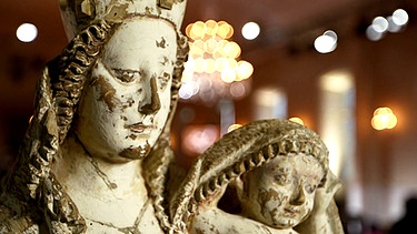 Madonna mit Schleier. Diese spätgotische Mondsichelmadonna wurde 1470/80 von einem großen Meister geschnitzt. Doch kam er wirklich aus dem Chiemgau? Und warum fehlt der außergewöhnlichen Skulptur die Bemalung? Geschätzter Wert: 30.000 bis 40.000 Euro  | Bild: Bayerischer Rundfunk