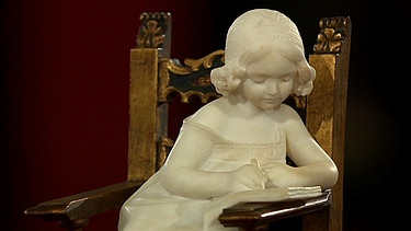 Mädchen auf Stuhl, Skulptur von G. Gambogi aus Holz und Marmor | Bild: Bayerischer Rundfunk