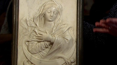 Marmorrelief. Welcher nord- bzw. oberitalienische Bildschnitzer hat wohl um 1760/70 diese Maria immaculata so meisterlich als Relief in (Carrara-) Marmor gehauen? Geschätzter Wert: ab 7.000 Euro (mit Zuschreibung: ab 10.000 Euro) | Bild: Bayerischer Rundfunk