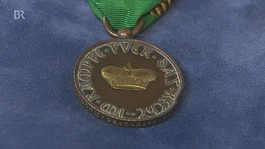 Medaille und Säbel | Bild: Bayerischer Rundfunk