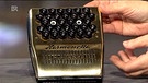 Silbern glänzende Harmonetta von M. Hohner. Eine Mundharmonika, die durch Tonknöpfe, die einer Schreibmaschinentastatur ähneln, erweitert wurde und somit ein viel größeres Tonspektrum bietet. Geschätzter Wert: 250 Euro | Bild: Bayerischer Rundfunk
