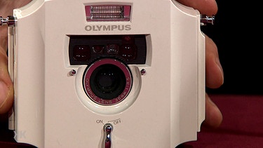 Olympus-Kamera. "Design muss schön sein und Spaß machen" war Naoki Sakais’ Credo als er diese Olympus-Kamera kreierte. Das kann man ihr ansehen, auch wenn sie nicht leicht zu bedienen ist. Geschätzter Wert: 150 bis 200 Euro | Bild: Bayerischer Rundfunk