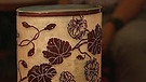 Ovale Vase. Zwischen 1911 und 1918 war der Wiener Glaskünstler Otto Tauschek bei der Karlsbader Glasmanufaktur Moder beschäftigt. Ist diese herbstlich dekorierte, ovale Vase ein Entwurf von ihm?
Geschätzter Wert: 600 bis 800 Euro | Bild: Bayerischer Rundfunk