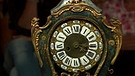 Pendule Blumenbemalung. Zumindest das Uhrwerk der bäuerlichen Uhr im Louis-Quinze-Stil stammt aus der schlesischen Werkstatt von Gustav Becker, der solche historisierenden Uhren zu Beginn des 20. Jahrhunderts fertigte. Geschätzter Wert: 300 bis 500 Euro | Bild: Bayerischer Rundfunk