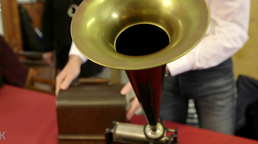 Als Diktiergerät für Direktoren hatte Thomas A. Edison solche Phonographen erfunden. Bis etwa 1920 wurden sie auch für die Aufnahme und Wiedergabe von Musik genutzt. Weshalb war Edisons Erfindung so umwälzend? Geschätzter Wert: 400 Euro | Bild: Bayerischer Rundfunk