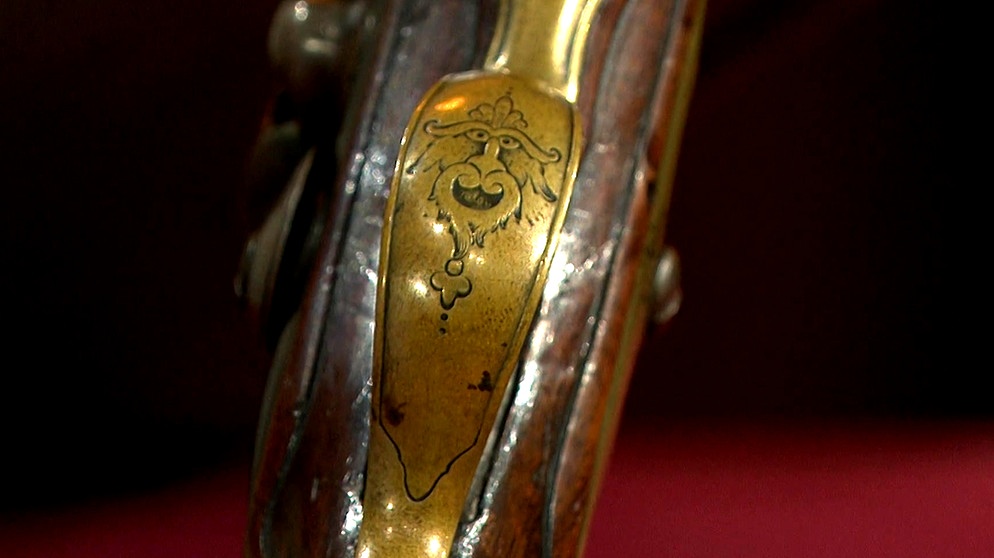 Pistole. Die eingravierte Signatur verrät’s: Diese Steinschlosspistole wurde von "G. Müller, Halberstadt" zwischen 1740 und 1760 gefertigt. Aber was bedeutet die grinsende Fratze?
Geschätzter Wert: 1.500 bis 1.800 Euro | Bild: Bayerischer Rundfunk
