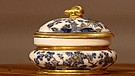 Fast 300 Jahre alt und beinah makellos erhalten: Diese ovale Zuckerdose der Porzellan-Manufaktur Meissen stammt aus den Jahren 1723 bis 1725. Ihr Unterglasurblau war damals eine kleine Sensation. Weshalb? Geschätzter Wert: 500 bis 600 Euro | Bild: Bayerischer Rundfunk