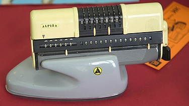 Alles kann Design sein - sogar eine Rechenmaschine fürs Büro! Dass die Kaufbeurer Alpina-Werke sie in den Fünfzigerjahren gefertigt hatten, ist ihr anzusehen. Wird sie deshalb so hoch gehandelt? Geschätzter Wert: 1.000 Euro | Bild: Bayerischer Rundfunk
