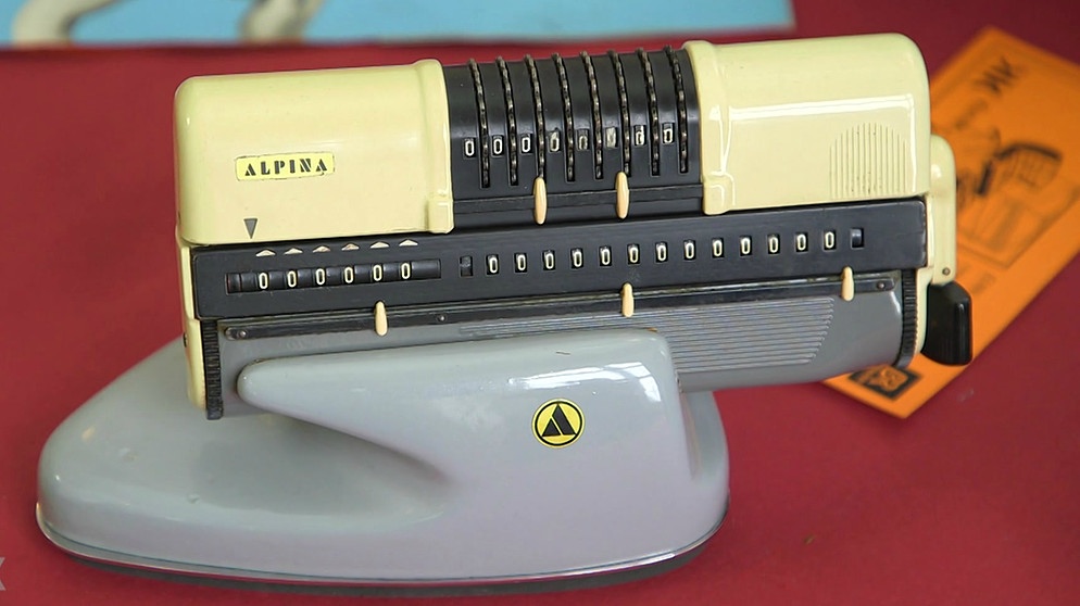 Alles kann Design sein - sogar eine Rechenmaschine fürs Büro! Dass die Kaufbeurer Alpina-Werke sie in den Fünfzigerjahren gefertigt hatten, ist ihr anzusehen. Wird sie deshalb so hoch gehandelt? Geschätzter Wert: 1.000 Euro | Bild: Bayerischer Rundfunk