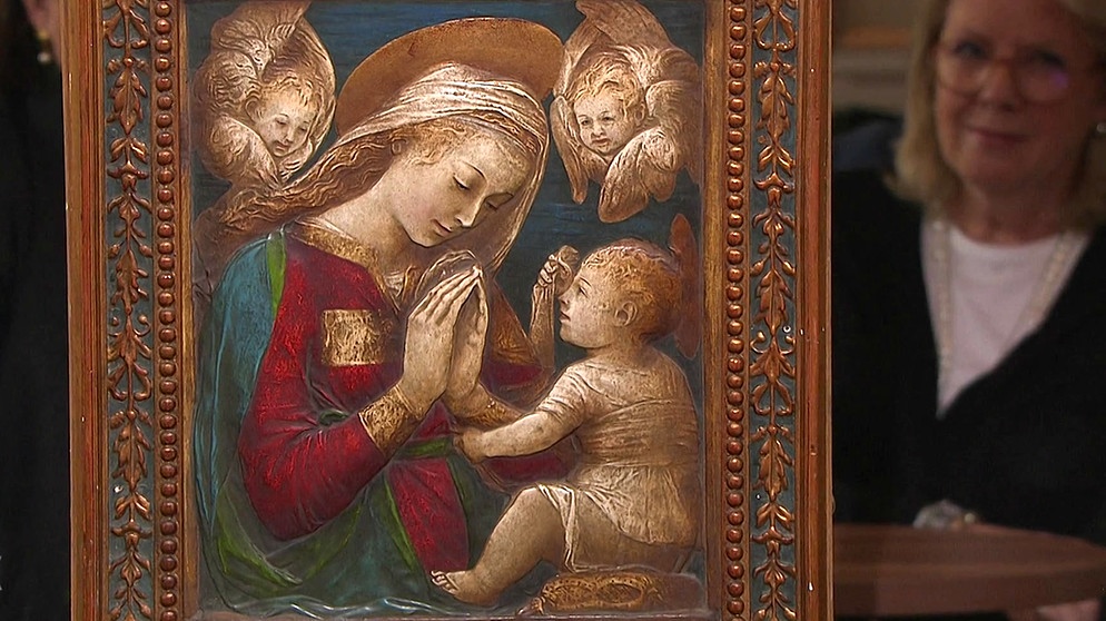 Diese innige Szene zwischen der Muttergottes und dem Jesuskind erinnert an die Kunst der italienischen Renaissance. Aber stammt das Relief tatsächlich aus dem 15. Jahrhundert?
Geschätzter Wert: 150 bis 200 Euro  | Bild: Bayerischer Rundfunk