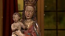 Schöne Madonna - schamhaft verdeckt. Der obere Teil der spätgotischen Madonna, die das Jesuskind schamhaft beschützend hält, wurde um 1500 in Franken geschnitzt. Auch das untere Drittel der Skulptur, das keine Wurmlöcher zeigt? Geschätzter Wert: 2.000 bis 3.000 Euro | Bild: Bayerischer Rundfunk