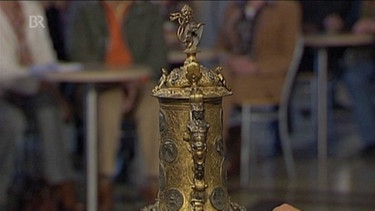 Münzpokal. Ein imposantes Schenkgefäß aus herrschaftlichem Hause, so jedenfalls präsentiert sich dieser Münzhumpen aus dem 20. Jahrhundert.
Geschätzter Wert: 250 Euro | Bild: Bayerischer Rundfunk