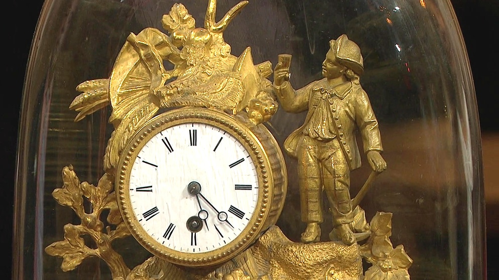 Spritzguss-Uhr. Ende des 19. Jahrhunderts kamen Rokoko-Uhren wieder groß in Mode, doch die Originale waren selten und teuer. Solche in Massen industriell gefertigten Zinkspritzguss-Uhren waren die Lösung! Geschätzter Wert: 300 bis 500 Euro | Bild: Bayerischer Rundfunk