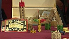 Steckbaukasten, Holzbaukiste. Ist es die deutsche Variante der weltberühmten Legosteine? Der Hersteller Dusyma aus Schorndorf-Miedelsbach hatte diesen Steckbaukasten schon in den Dreißigerjahren als Lernspielzeug entwickelt. Geschätzter Wert: 50 bis 100 Euro | Bild: Bayerischer Rundfunk