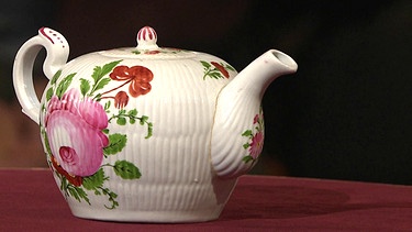 Teekanne mit Rosen. Aus einer späteren Produktion der 1764 gegründeten Wallendorfer Porzellanmanufaktur stammt diese Teekanne mit dem Dekor "Ostfriesische Rose". Der Sammler hatte sie sich etwas kosten lassen … Geschätzter Wert: 100 bis 120 Euro | Bild: Bayerischer Rundfunk