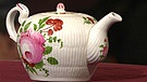 Teekanne mit Rosen. Aus einer späteren Produktion der 1764 gegründeten Wallendorfer Porzellanmanufaktur stammt diese Teekanne mit dem Dekor "Ostfriesische Rose". Der Sammler hatte sie sich etwas kosten lassen … Geschätzter Wert: 100 bis 120 Euro | Bild: Bayerischer Rundfunk