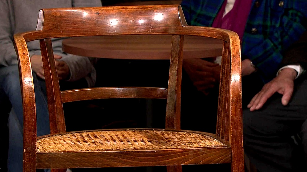 Dieser Thonet-Stuhl des Wiener Allroundgenies Otto Wagner hat inzwischen einen festen Platz in der Designgeschichte der Moderne. Doch was war zuerst: das Design oder die Biege-Technik? Geschätzter Wert: 600 bis 800 Euro  | Bild: Bayerischer Rundfunk