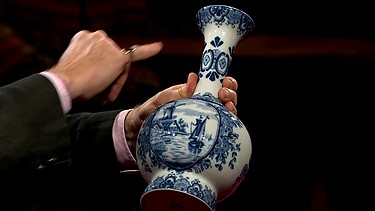 Vase mit blauen Blumen. Mit der Nachahmung der barocken Delfer Fayencen waren viele Thüringer Porzellanmanufakturen noch bis Anfang des 20. Jahrhunderts gerade im Export erfolgreich, auch ohne eigenen Firmenstempel ... Geschätzter Wert: 80 bis 120 Euro  | Bild: Bayerischer Rundfunk