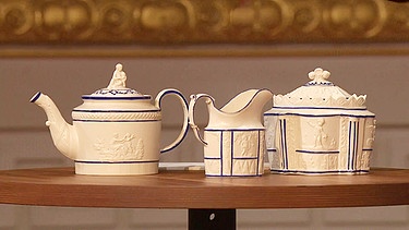 War dieses an Wedgwood-Keramik erinnernde weiße Teeservice ein Geschenk des englischen Königs George III. an Ludwig von Wangenheim? Dann wäre es um 1800 gefertigt worden. Doch ist das beiliegende Dokument auch echt? Geschätzter Wert: 200 Euro  | Bild: BR