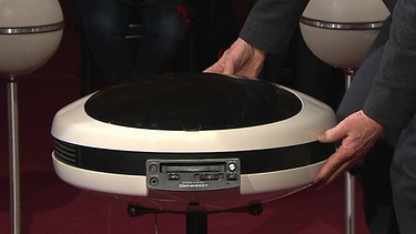Stereoanlage "UFO". Inzwischen ist bekannt, dass das Design dieser "UFO"-Stereoanlage 1975 in den USA entwickelt wurde. Doch lange Zeit wurde die Herstellerfirma Weltron in ein weit davon entferntes Land verortet. Wohin? Geschätzter Wert: 800 Euro | Bild: Bayerischer Rundfunk