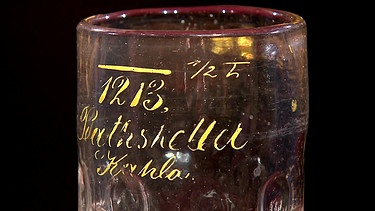Wirtshausbecher. Statt von 1213, wie die Aufschrift vermuten ließe, stammt dieses Thüringer Bierglas aus Pressglas vom Ende des 19. oder Anfang des 20. Jahrhunderts - und wird wohl weiter als Vase benutzt werden. Geschätzter Wert: 10 bis 15 Euro | Bild: Bayerischer Rundfunk