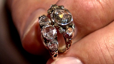 Zwei Diamantringe. Im Rokoko trugen Männer und Frauen ähnliche Ringe, wie diese beiden Diamantringe aus der Zeit um 1750/1760 zeigen. Auf ihnen funkeln "holländische Rosen" aus Indien. Ein Widerspruch? Geschätzter Wert: 800 bis 1.000 (der kleinere), 1.200 bis 1.500 Euro (der größere) | Bild: Bayerischer Rundfunk