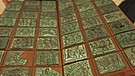 Relieftafeln. Diese Relieftäfelchen sind die Miniaturausgabe eines der bedeutendsten romanischen Kirchenportale Europa, die Bronzetüren von St. Zeno in Verona. Sind sie nicht auch ein wunderbares Reisesouvenir?! Geschätzter Wert: 80 Euro | Bild: Bayerischer Rundfunk