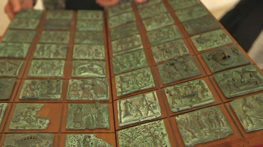 Relieftafeln. Diese Relieftäfelchen sind die Miniaturausgabe eines der bedeutendsten romanischen Kirchenportale Europa, die Bronzetüren von St. Zeno in Verona. Sind sie nicht auch ein wunderbares Reisesouvenir?! Geschätzter Wert: 80 Euro | Bild: Bayerischer Rundfunk