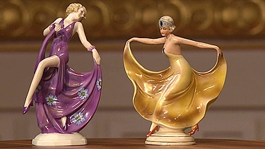 Diese beiden Tänzerinnen aus Porzellan erinnern an die berühmten Wiener Goldscheider-Figuren. Sie stammen aber aus Thüringen, die eine aus den 30er-, die andere aus den 60er-Jahren. Wer hat sie gefertigt? Geschätzter Wert: 80 Euro pro Figur   | Bild: Bayerischer Rundfunk