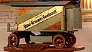"Wir ziehen um": So realistisch ist dieser Möbeltransportwagen gestaltet, dass damit um 1910 ein Umzug zum beliebten Kinderspiel wurde. Was aber fängt man heutzutage und als Erwachsener damit an? Geschätzter Wert: 400 Euro  | Bild: Bayerischer Rundfunk